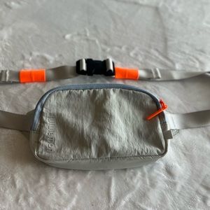 Lululemon mini belt bag in Vapor with neon detail. New without tags.